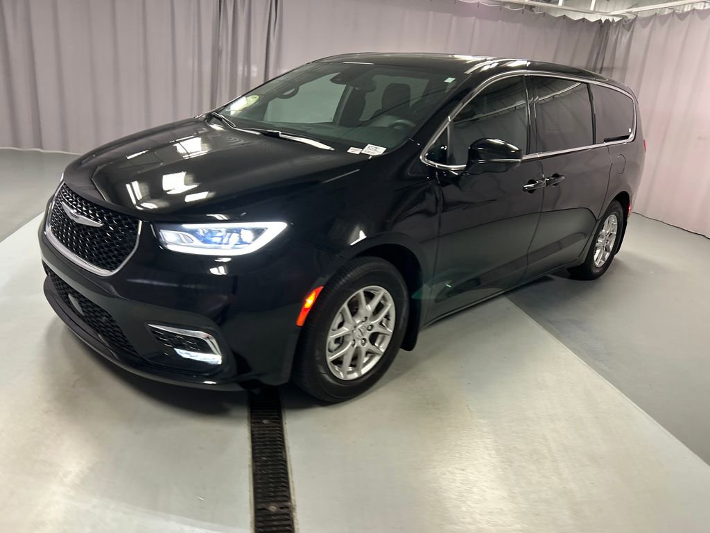 Used 2025 Chrysler Pacifica Select w/ Uconnect Theater Family Group image 3