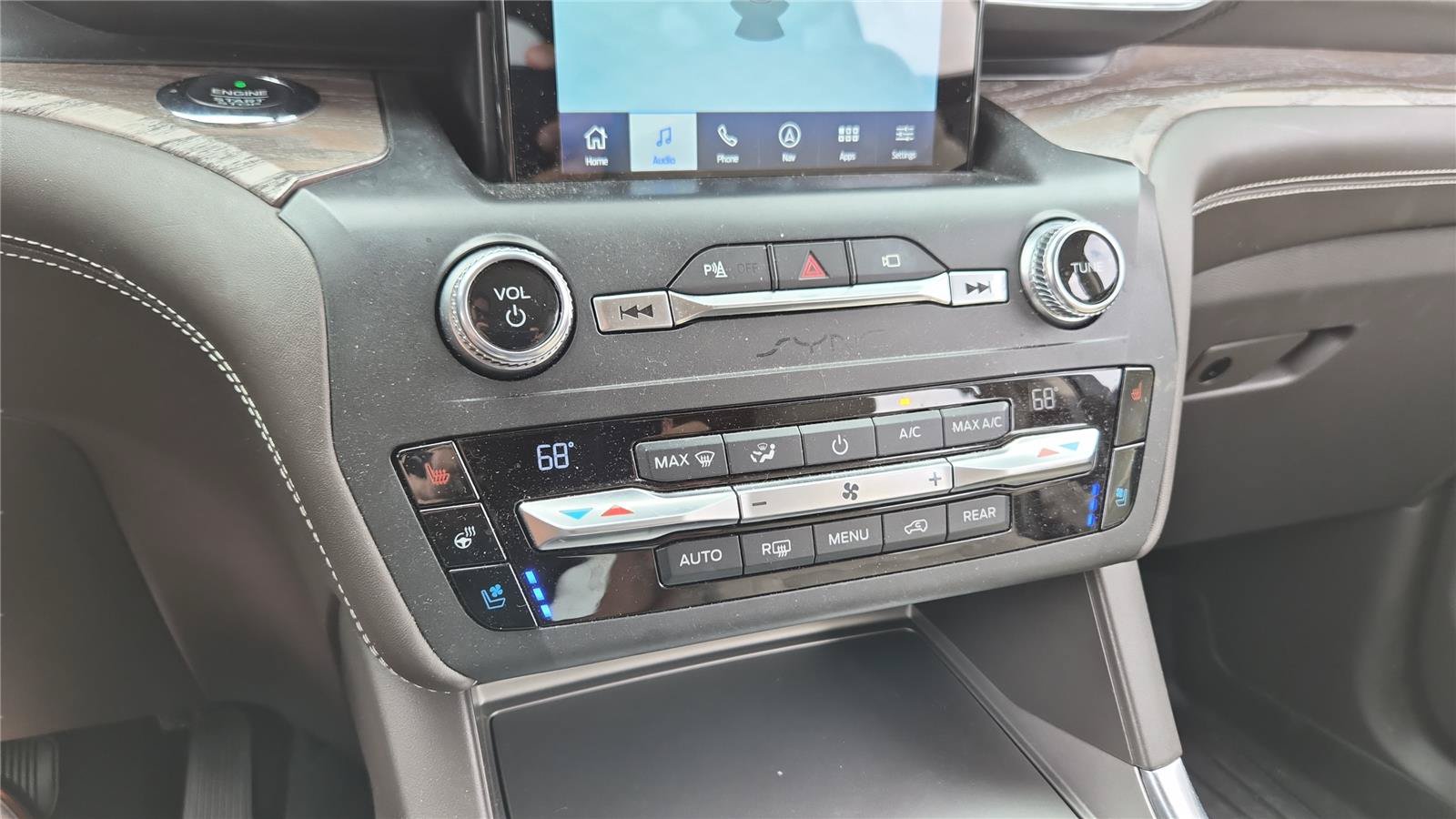 Used 2020 Ford Explorer Platinum w/ Premium Technology Package AWD/4WD image 21