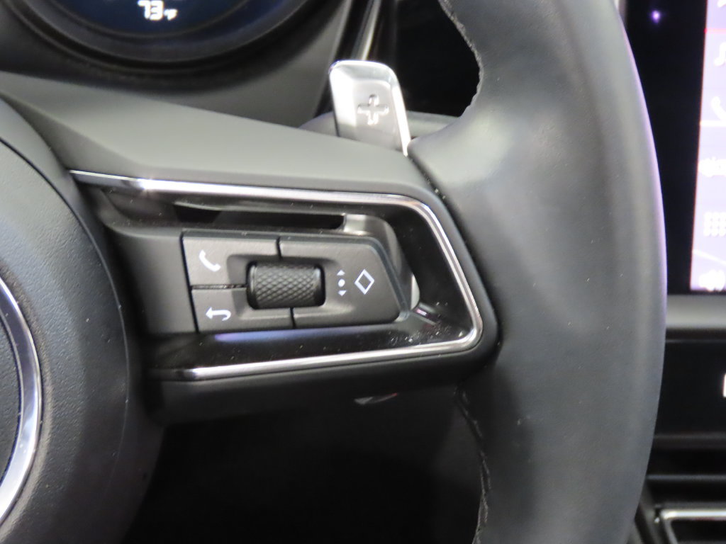 Certified 2025 Porsche Macan AWD/4WD image 22