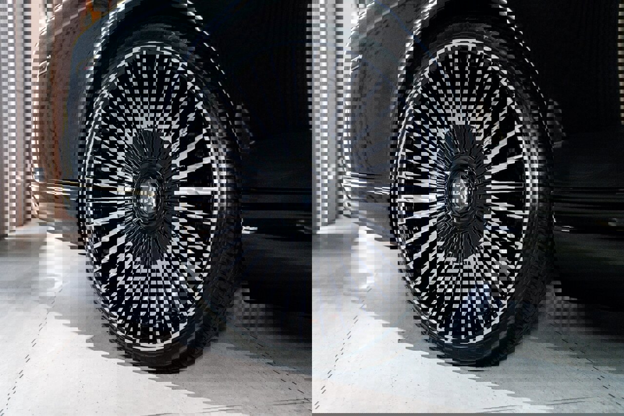 Used 2015 Rolls-Royce Phantom Drophead Coupe image 34