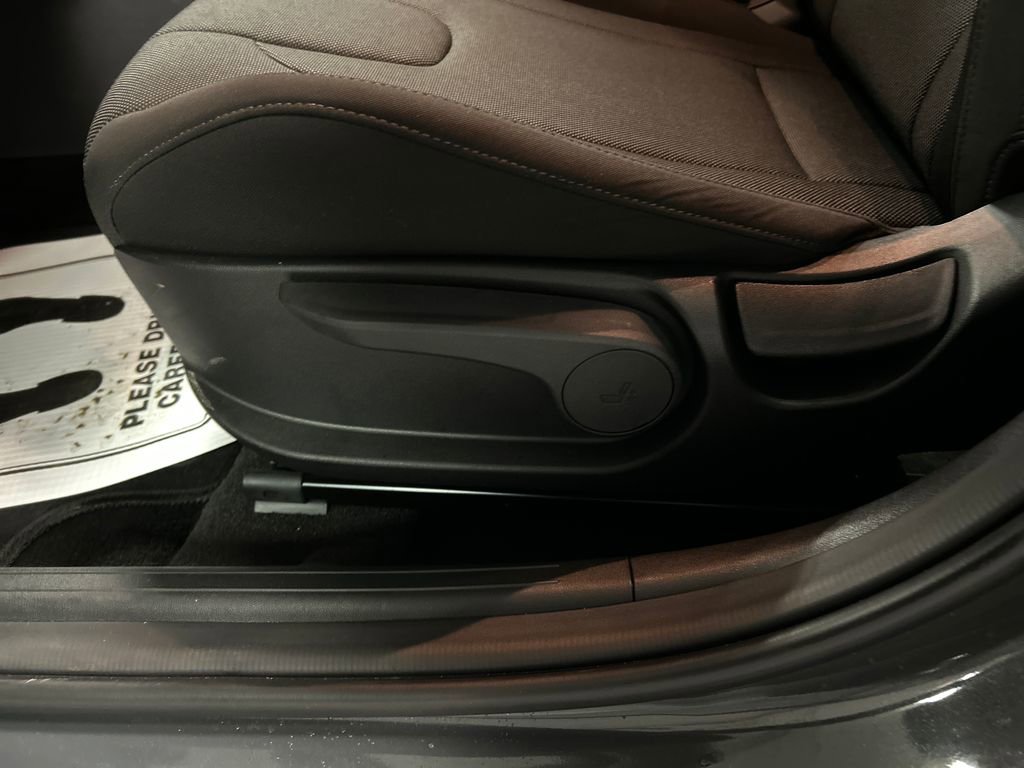 Used 2025 Hyundai Elantra SE image 11