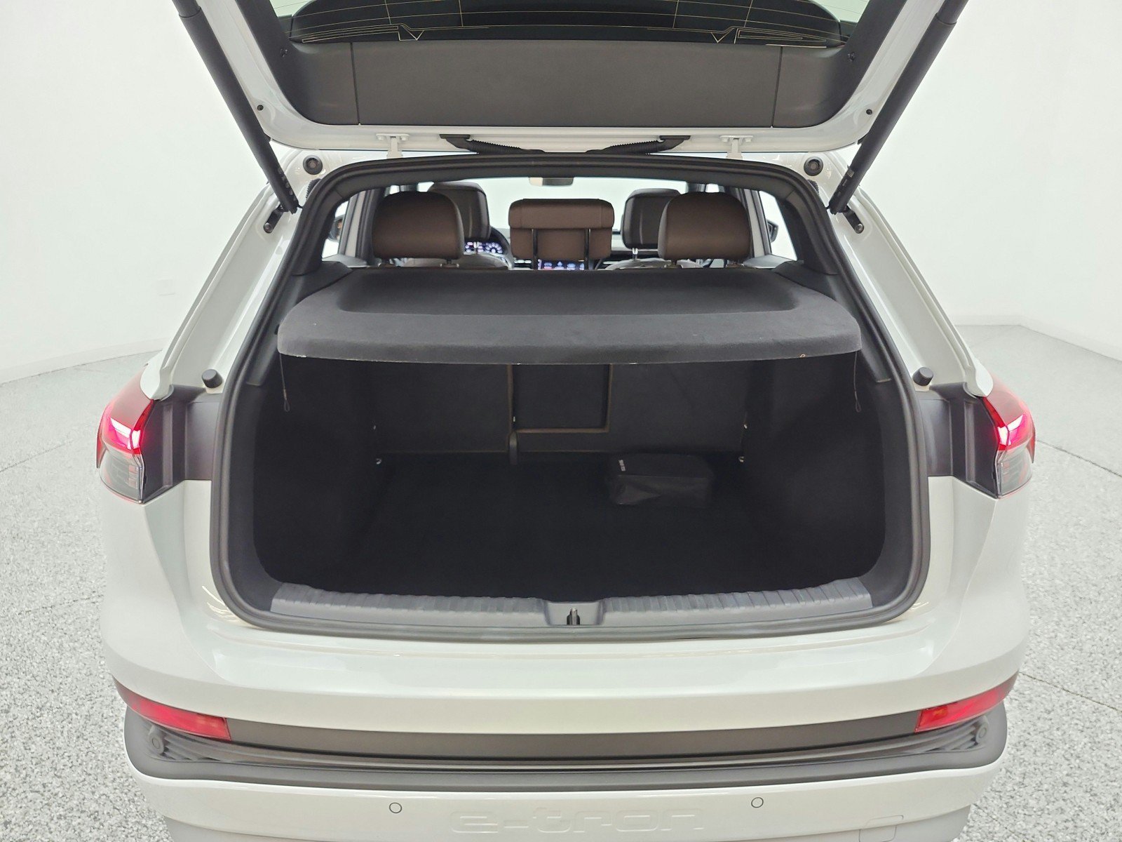 Used 2023 Audi Q4 e-tron Premium w/ Convenience Package RWD image 18