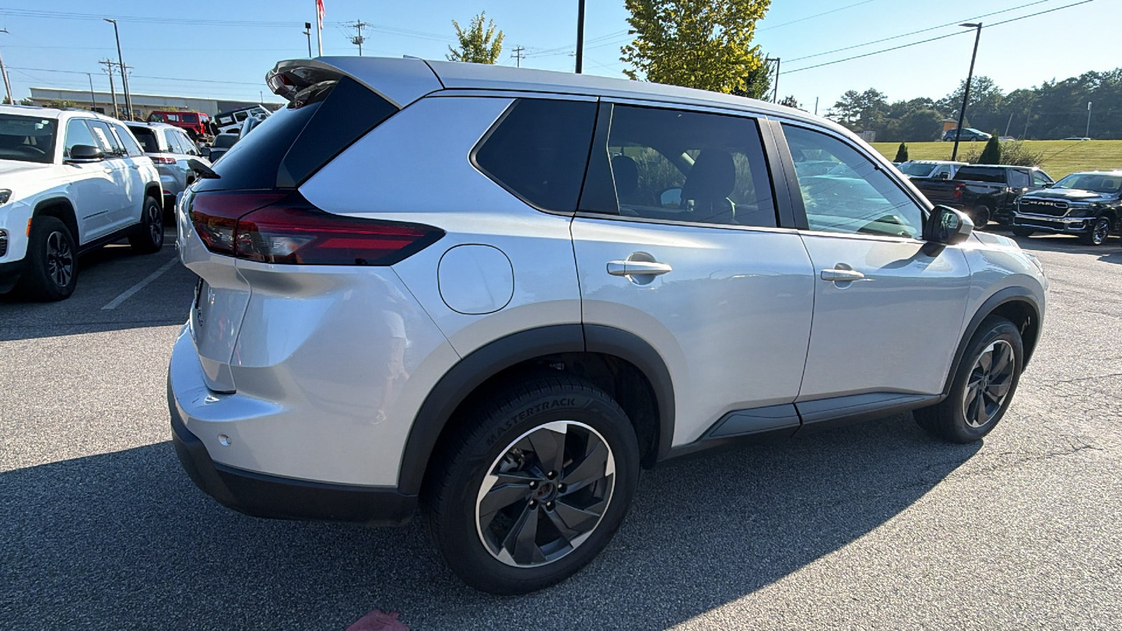 Used 2024 Nissan Rogue SV AWD/4WD image 8