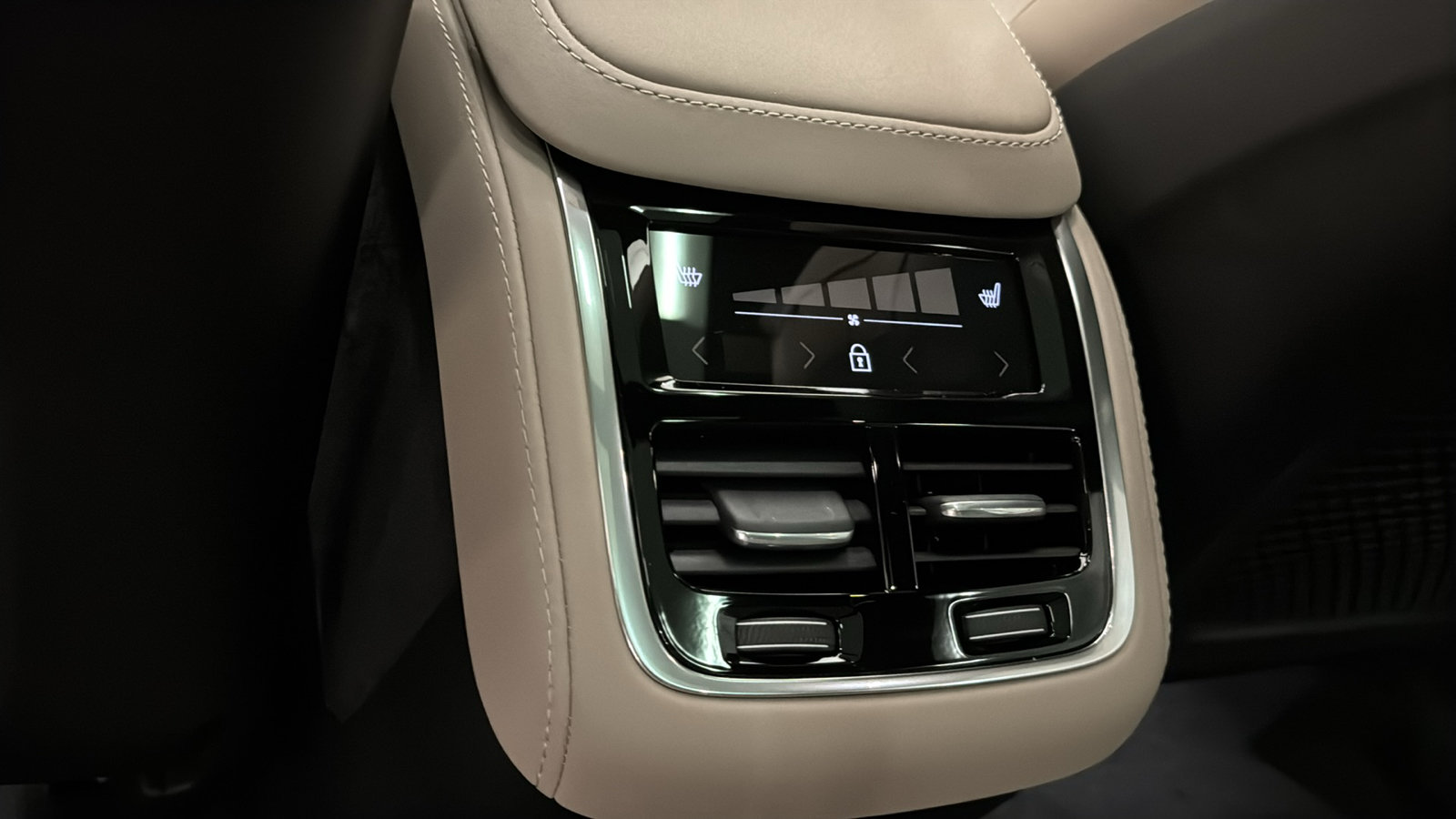 New 2027 Volvo XC90 B6 Plus AWD/4WD image 28
