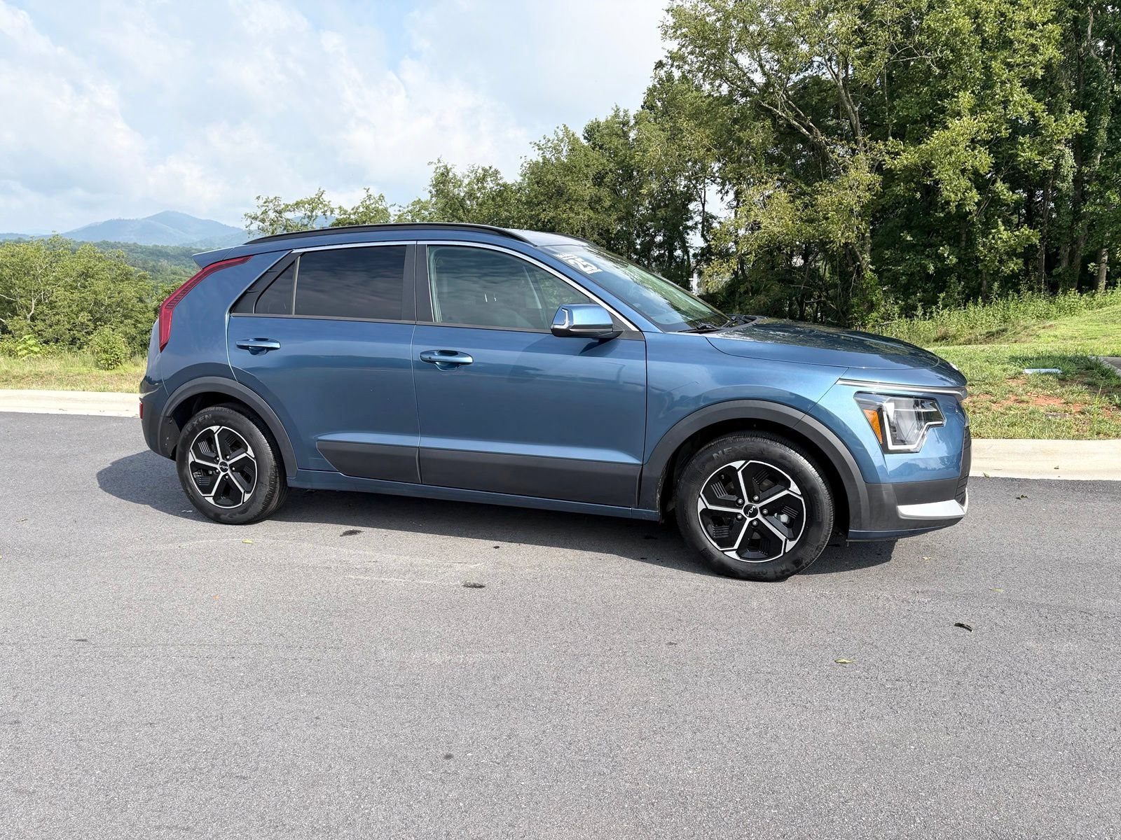Used 2025 Kia Niro EX FWD image 7