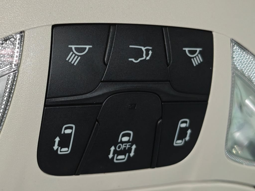 Used 2023 Chrysler Voyager LX FWD image 9