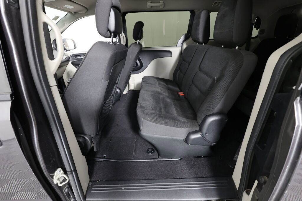 Used 2017 Dodge Grand Caravan SE image 16