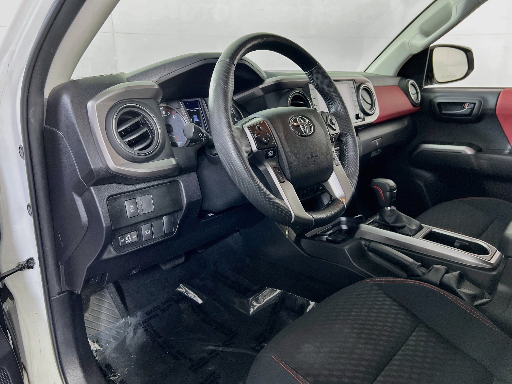 Used 2022 Toyota Tacoma SR5 AWD/4WD image 9
