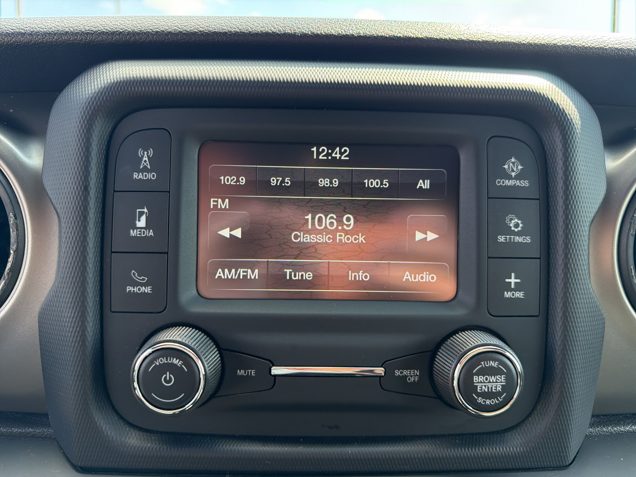 Used 2018 Jeep Wrangler Sport AWD/4WD image 18