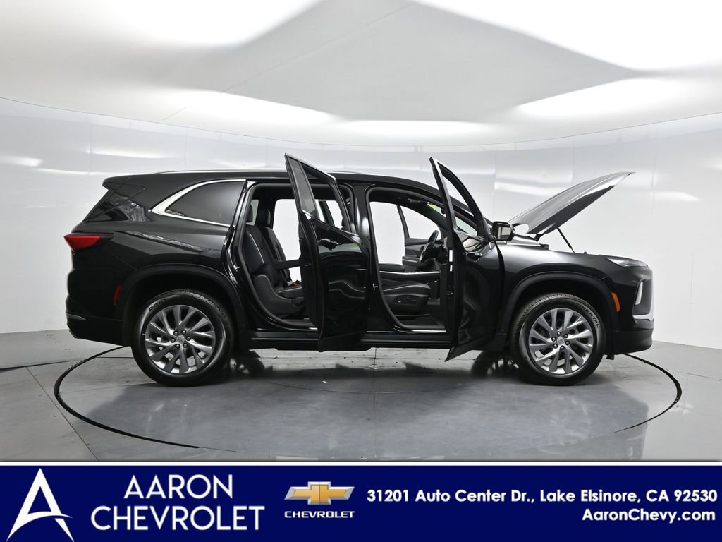 Used 2025 Buick Enclave Preferred image 3