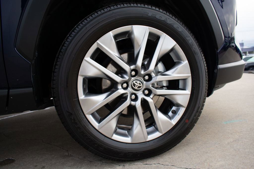 Used 2025 Toyota RAV4 XLE Premium image 31