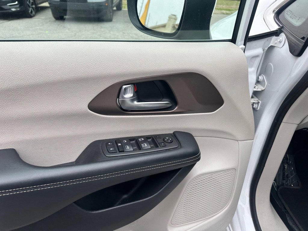 Used 2023 Chrysler Voyager LX image 12