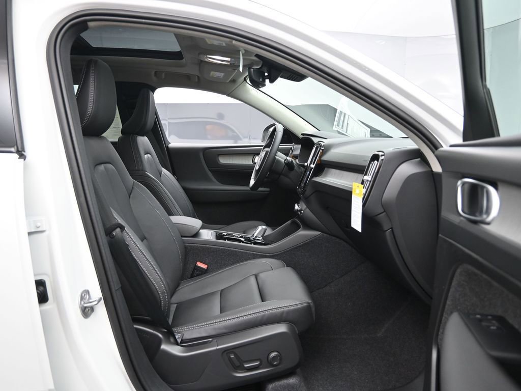 New 2025 Volvo XC40 B5 Plus w/ Protection Package Premier image 26