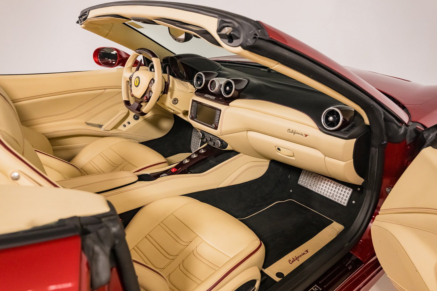 Used 2015 Ferrari California T RWD image 44
