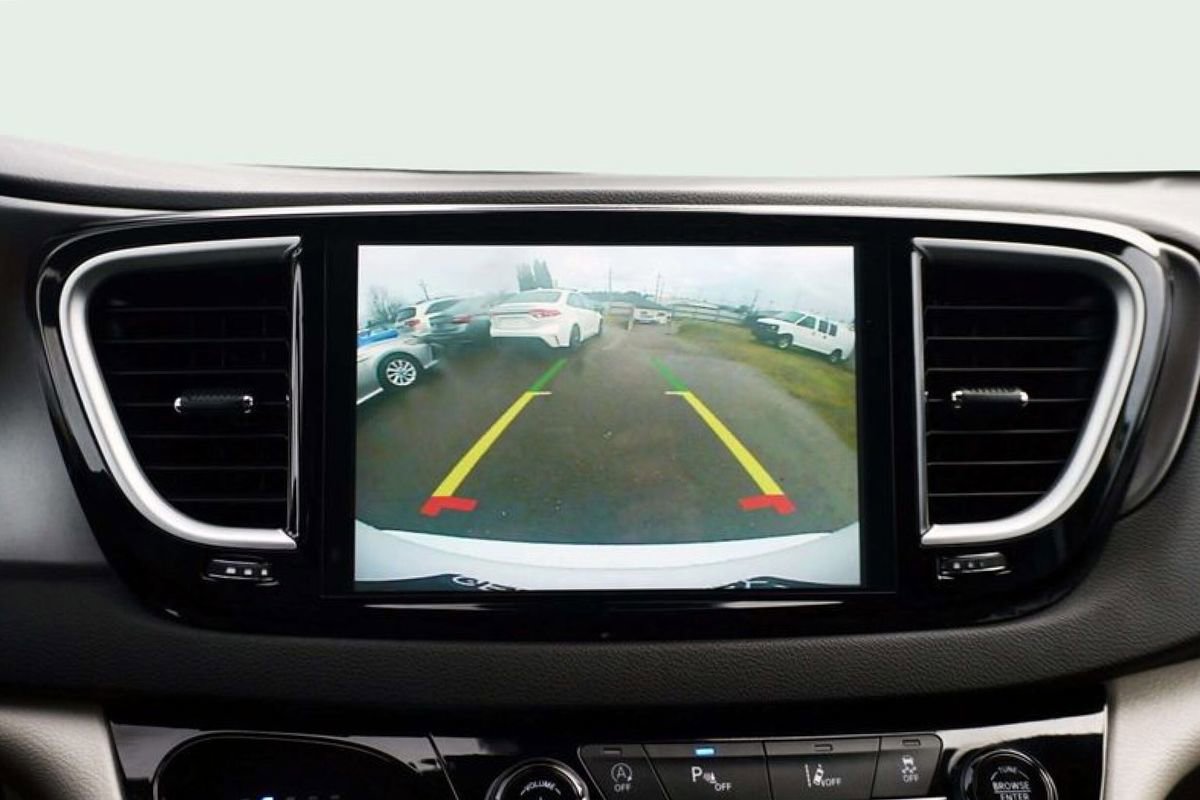 Used 2024 Chrysler Pacifica Touring-L FWD image 30