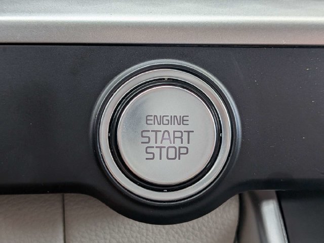 Used 2024 Kia Carnival LX FWD image 27