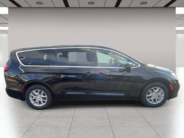 New 2026 Chrysler Pacifica Select FWD image 2