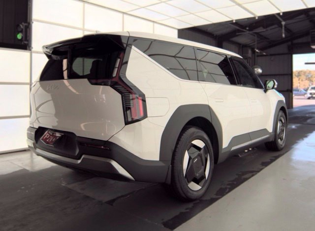 Certified 2024 Kia EV9 Light Long Range RWD image 3