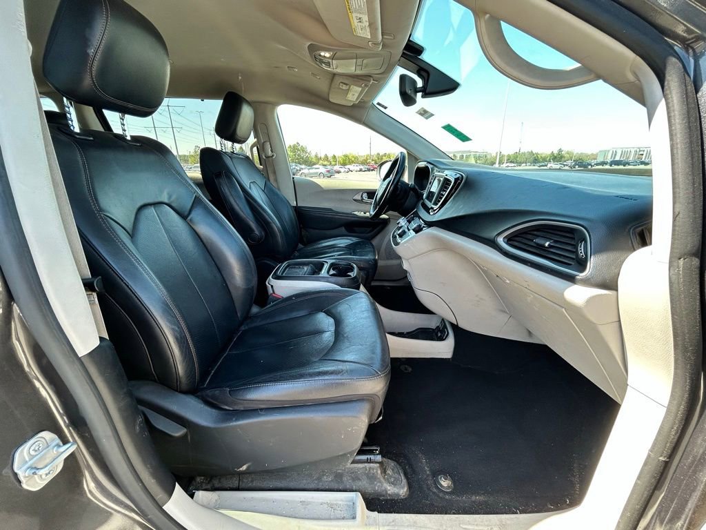 Used 2020 Chrysler Pacifica Touring-L FWD image 13