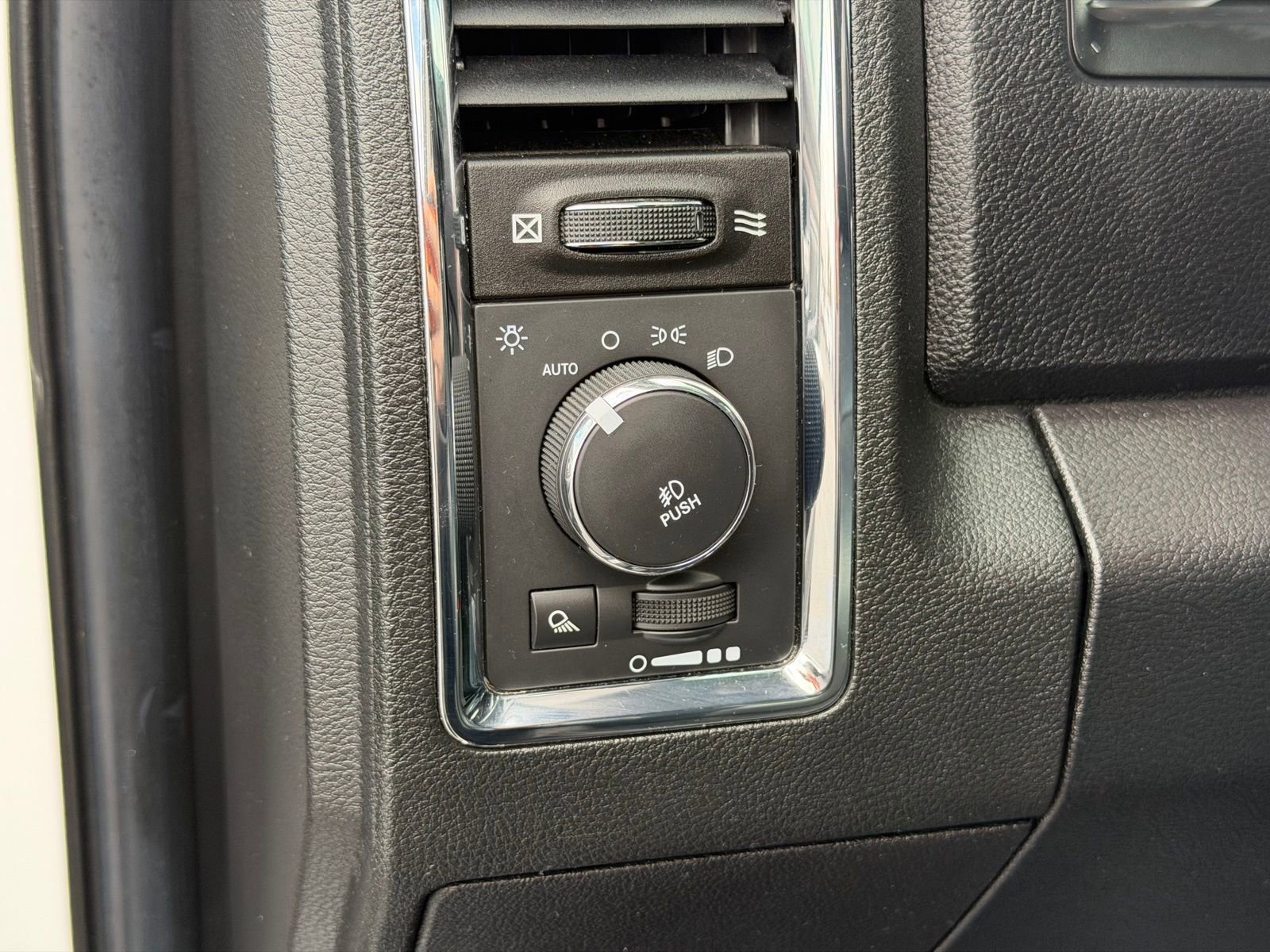 Used 2014 RAM 1500 Laramie w/ Convenience Group image 17