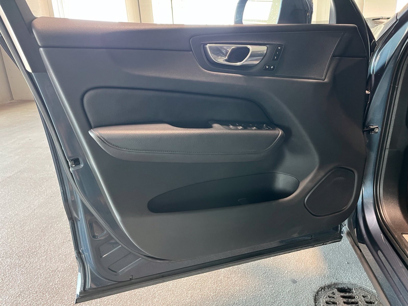Used 2021 Volvo XC60 T6 Momentum w/ Premium Package AWD/4WD image 18