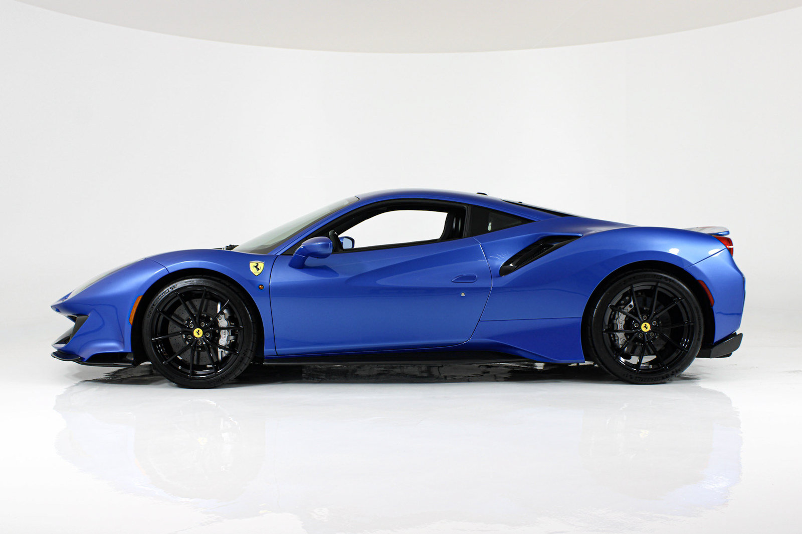 Used 2020 Ferrari 488 Pista Coupe RWD image 3