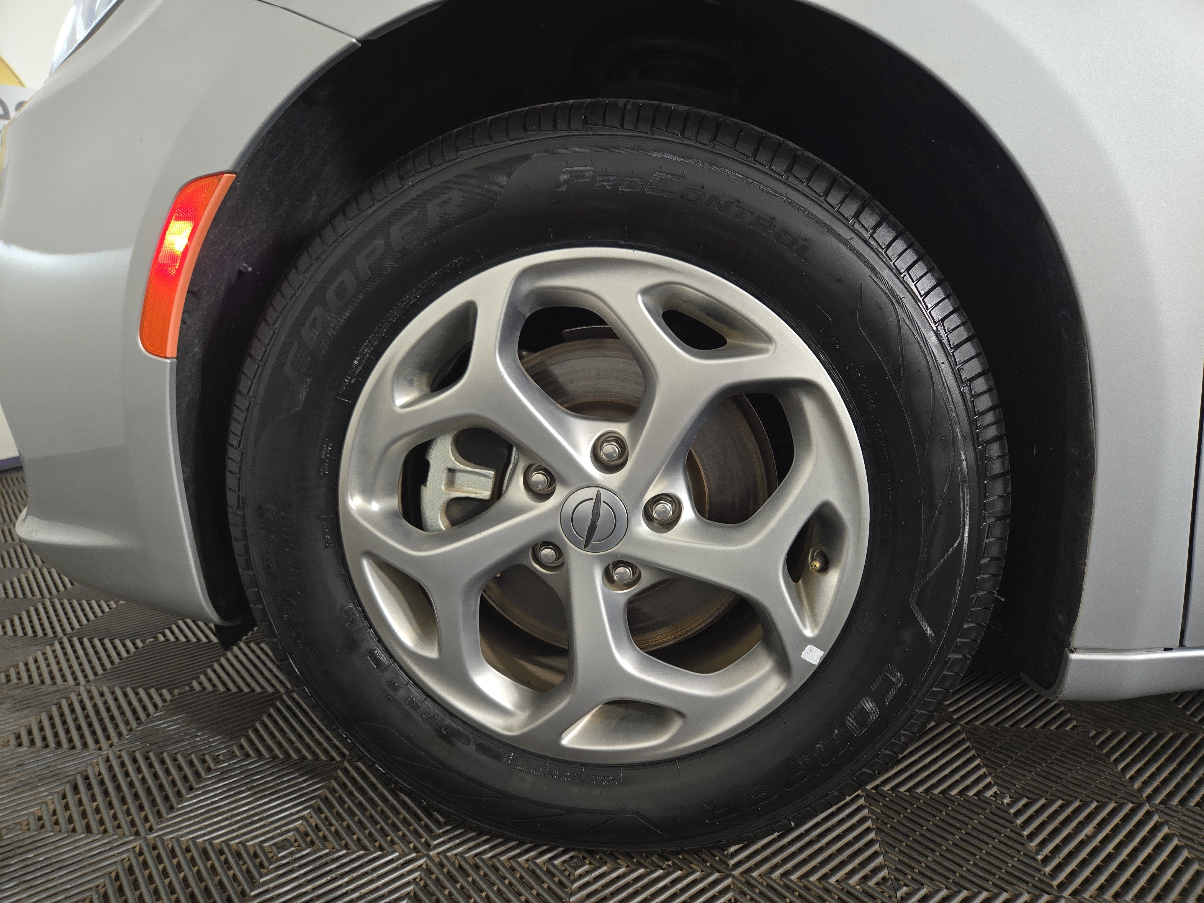 Used 2024 Chrysler Pacifica Limited FWD image 36