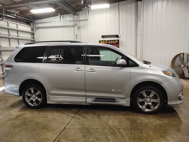 Used 2014 Toyota Sienna SE FWD image 2