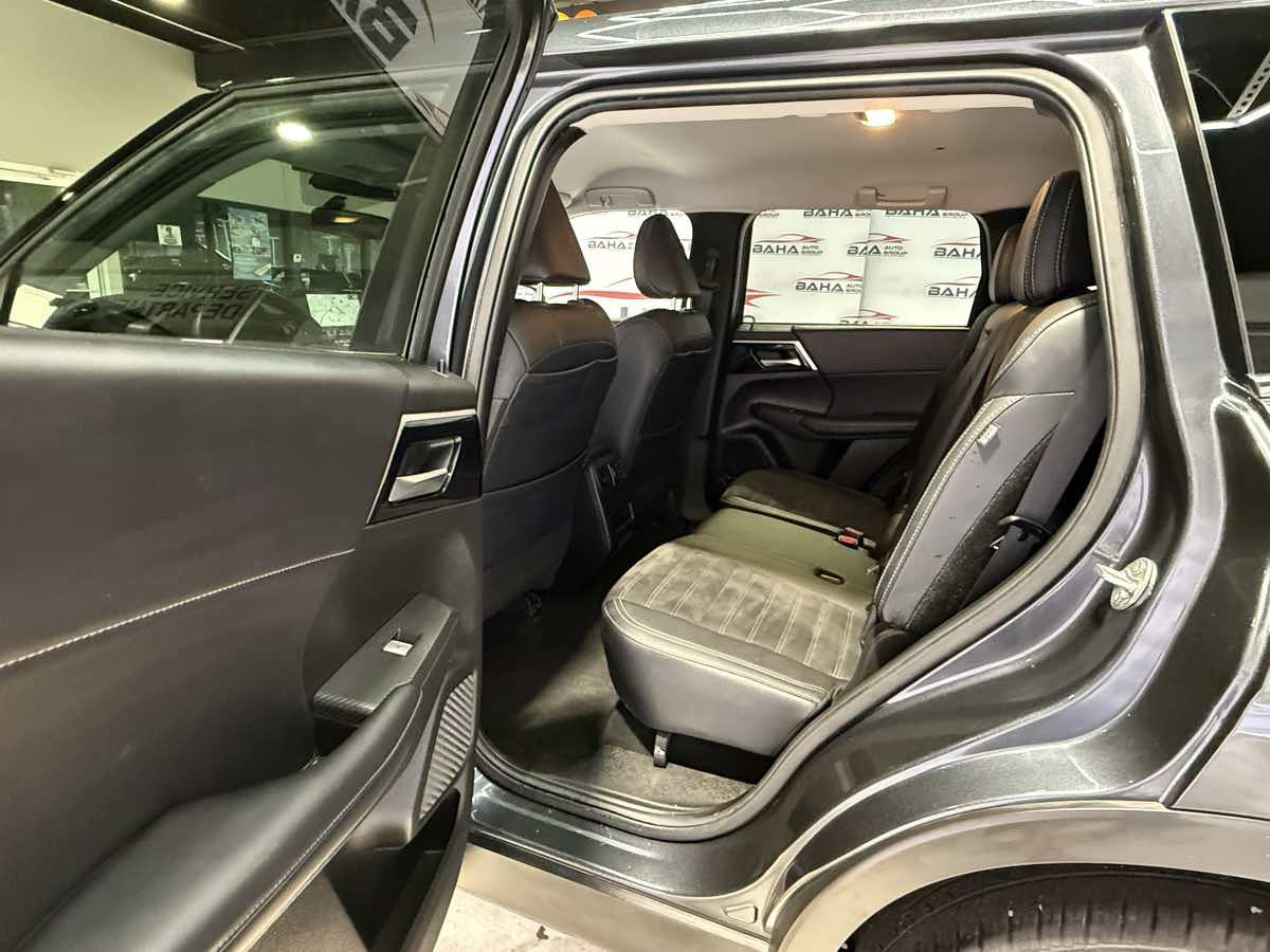 Used 2024 Mitsubishi Outlander AWD image 36