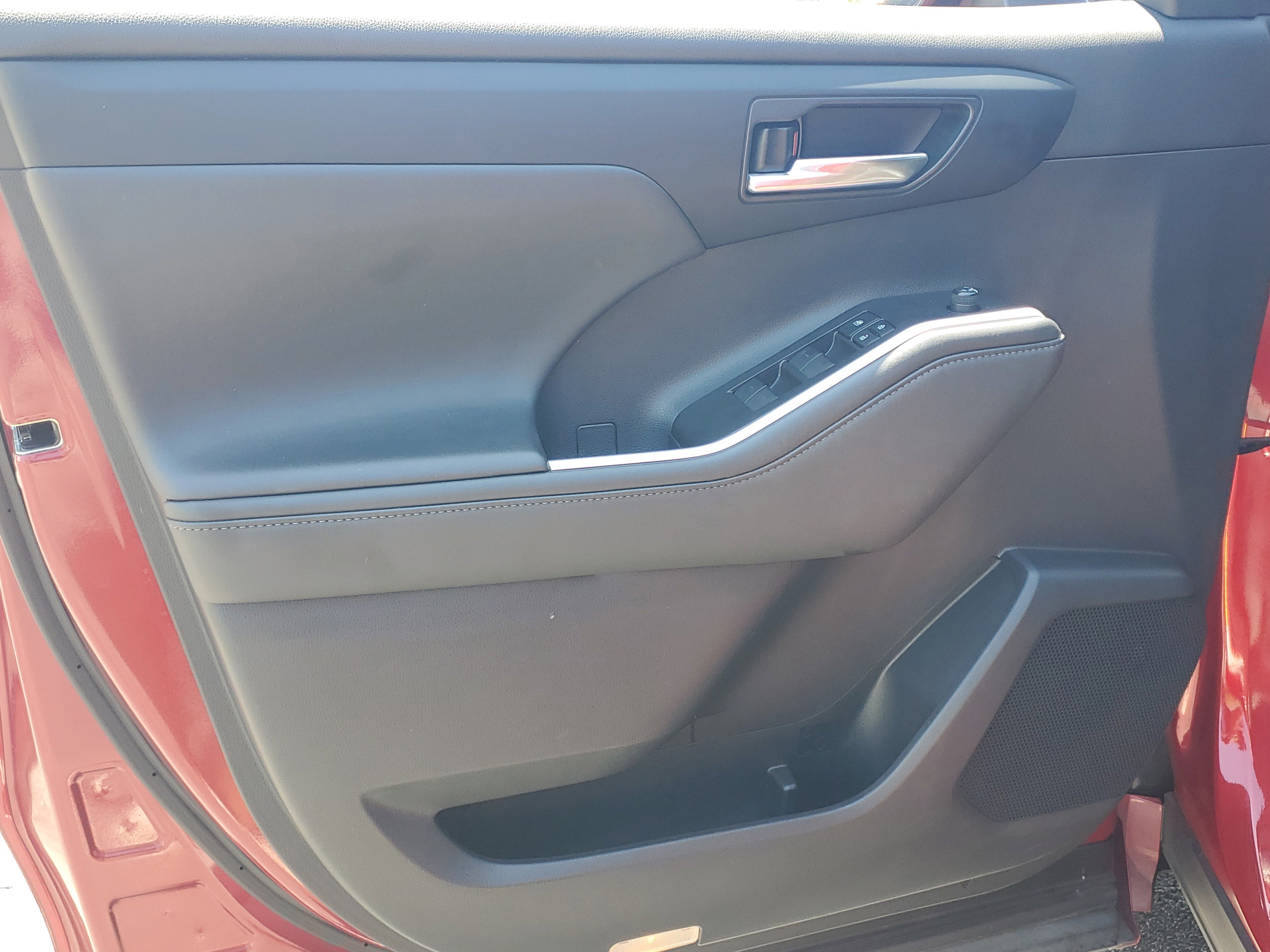 Used 2022 Toyota Highlander XLE FWD image 22