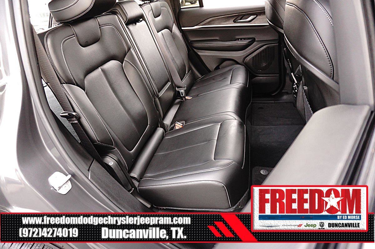 Certified 2025 Jeep Grand Cherokee Limited w/ Black Appearance Package RWD image 15