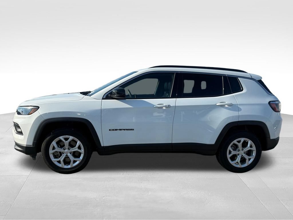 Used 2024 Jeep Compass Latitude AWD/4WD image 2