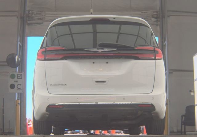 Used 2024 Chrysler Pacifica Touring-L FWD image 5