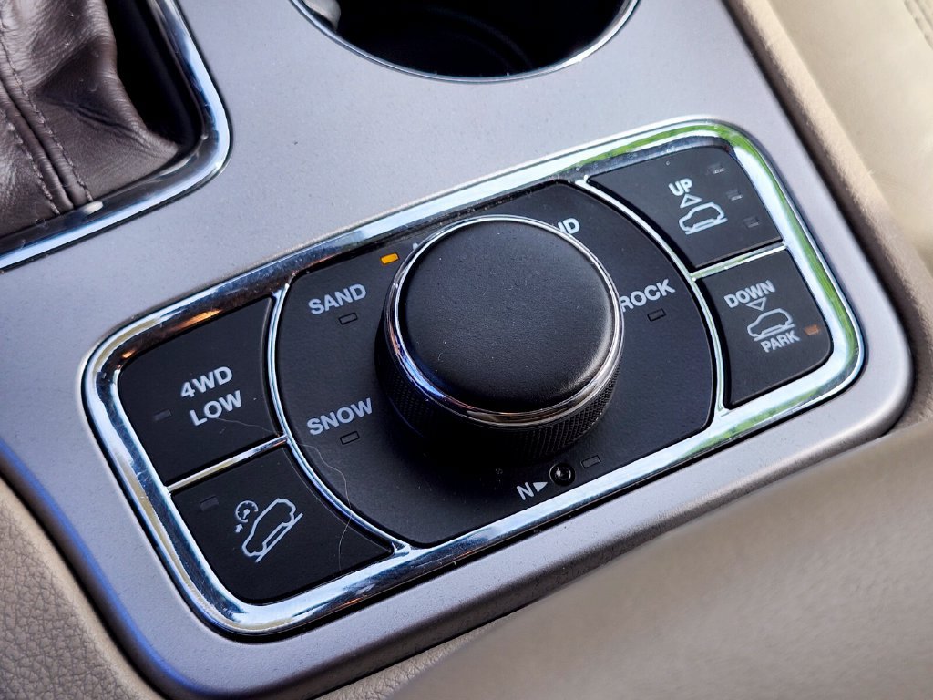 Used 2019 Jeep Grand Cherokee Overland AWD/4WD image 27