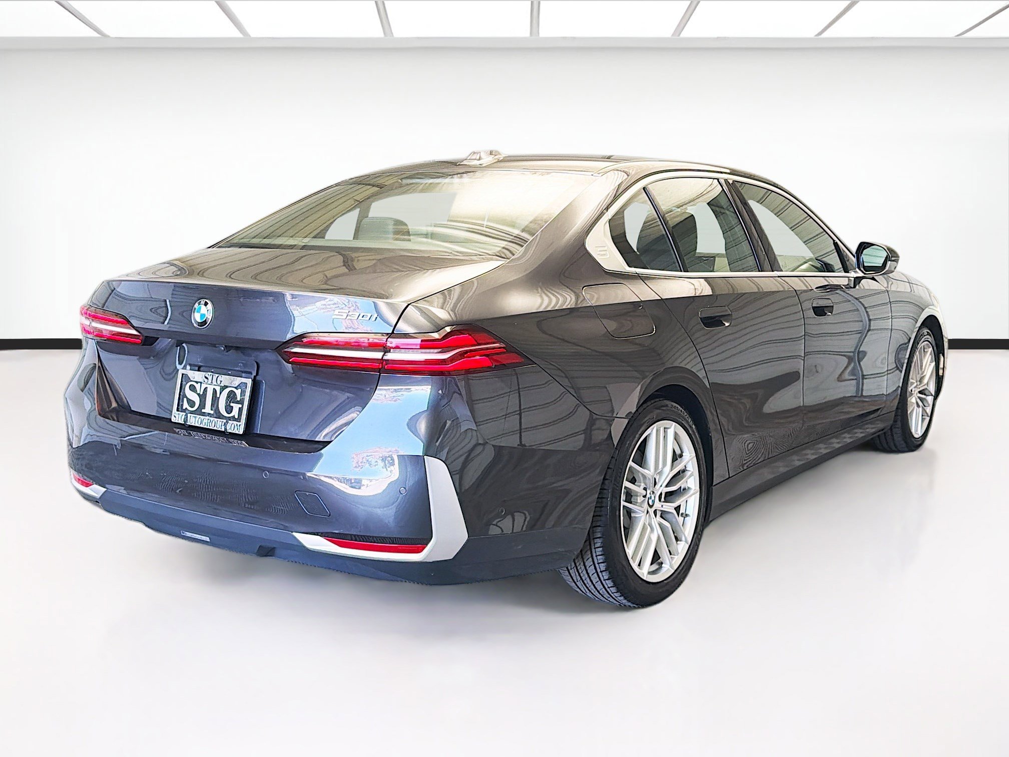 Used 2024 BMW 530i w/ Premium Package image 4