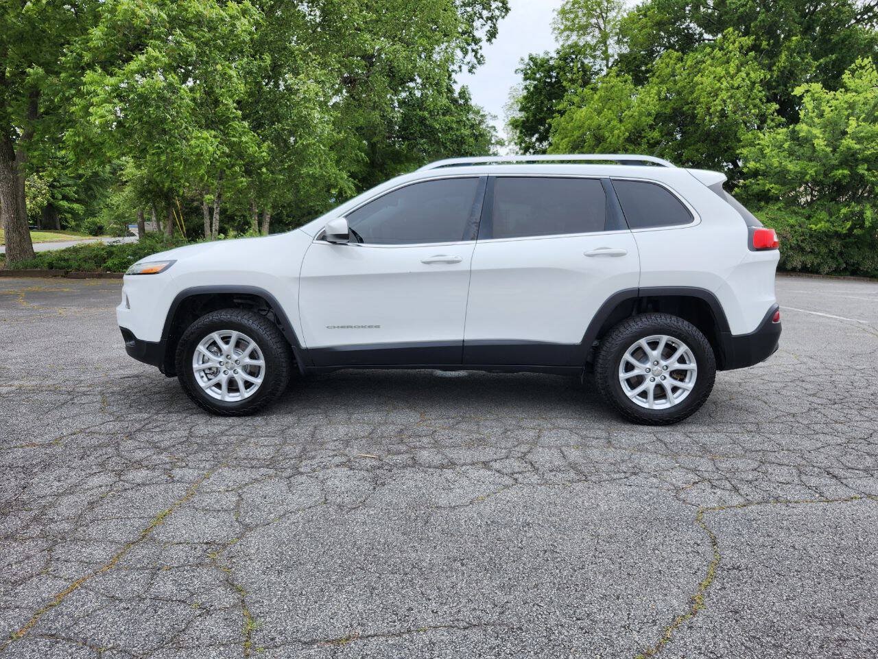 Used 2016 Jeep Cherokee Latitude AWD/4WD image 16