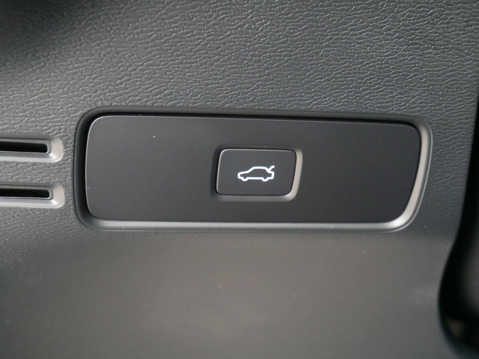 Used 2025 Volvo XC40 B5 Plus image 28