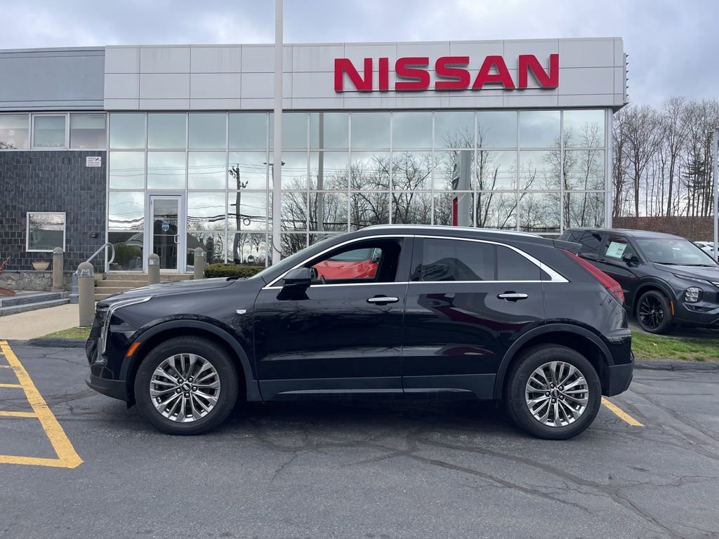 Used 2025 Cadillac XT4 Premium Luxury image 2