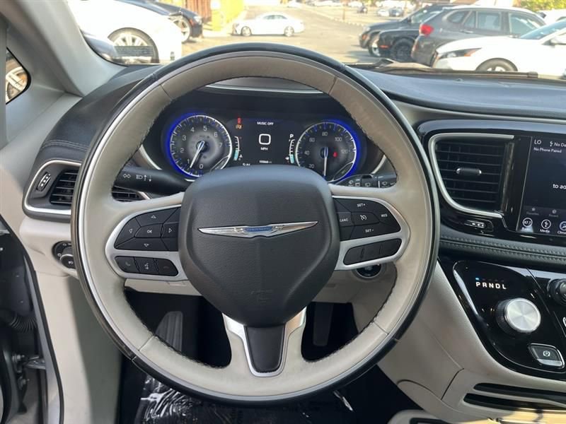 Used 2018 Chrysler Pacifica Limited FWD image 13