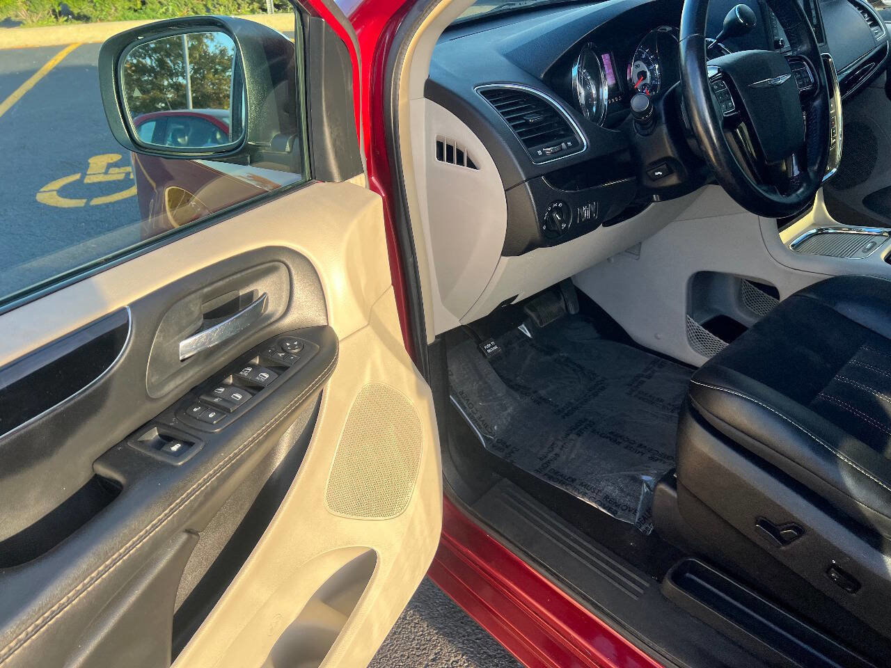 Used 2014 Chrysler Town & Country Touring-L image 18