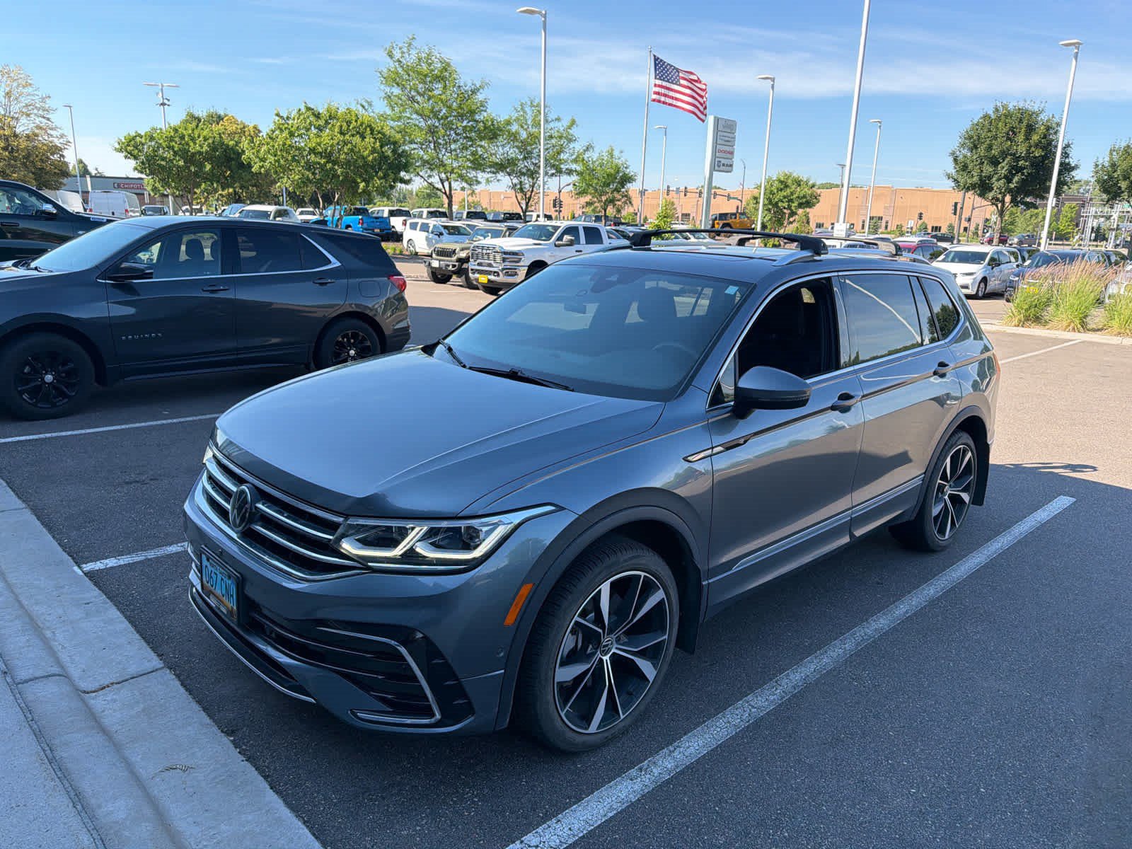 Used 2022 Volkswagen Tiguan SEL R-Line AWD/4WD image 2