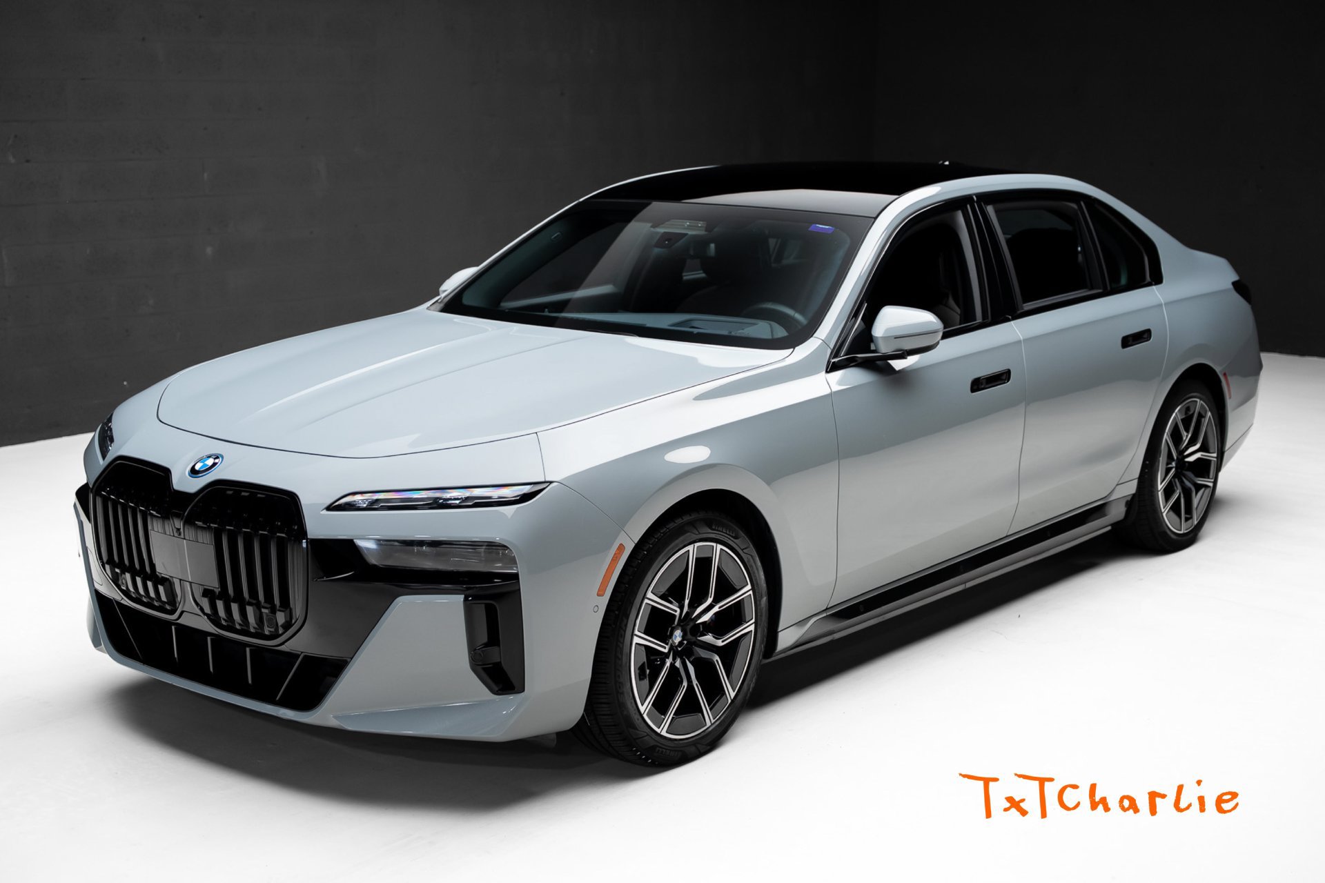 Used 2024 BMW i7 xDrive60 w/ Executive Package AWD/4WD image 1