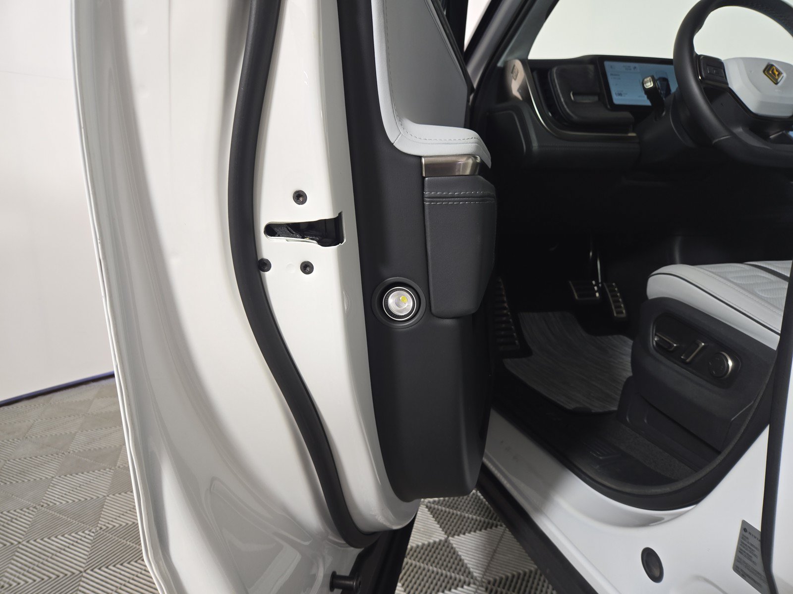 Used 2023 Rivian R1S Adventure AWD/4WD image 66
