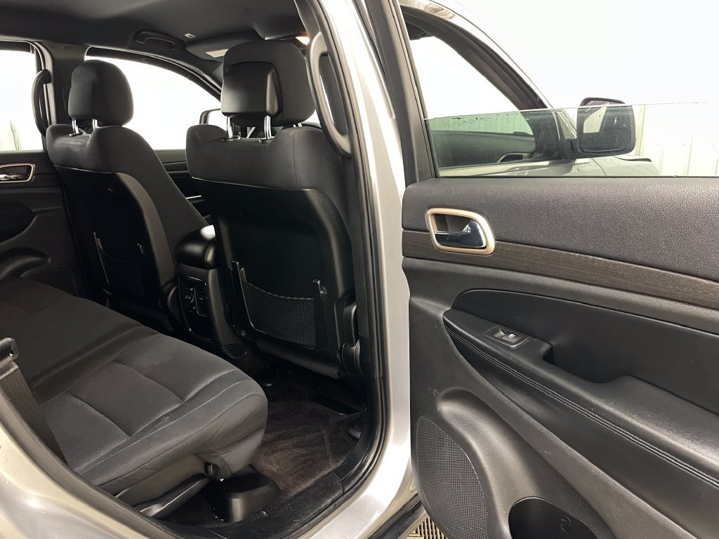 Used 2017 Jeep Grand Cherokee Laredo w/ Quick Order Package 23E AWD/4WD image 38