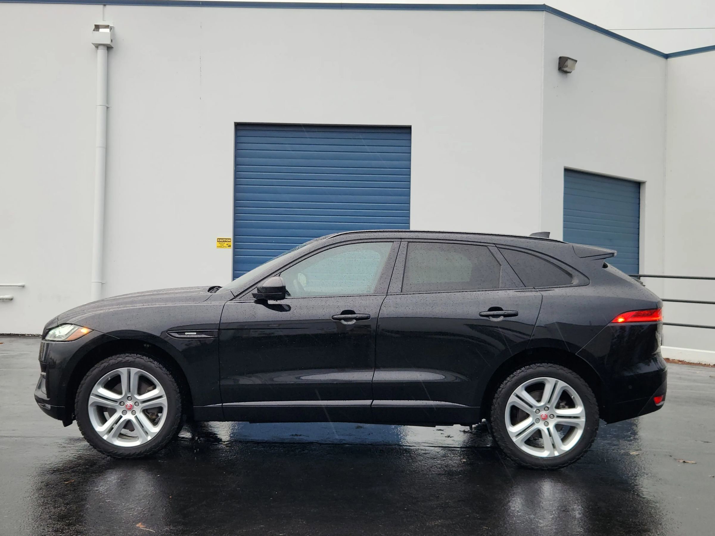 Used 2017 Jaguar F-PACE R-Sport image 2