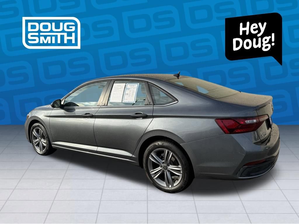 Used 2024 Volkswagen Jetta SE image 2