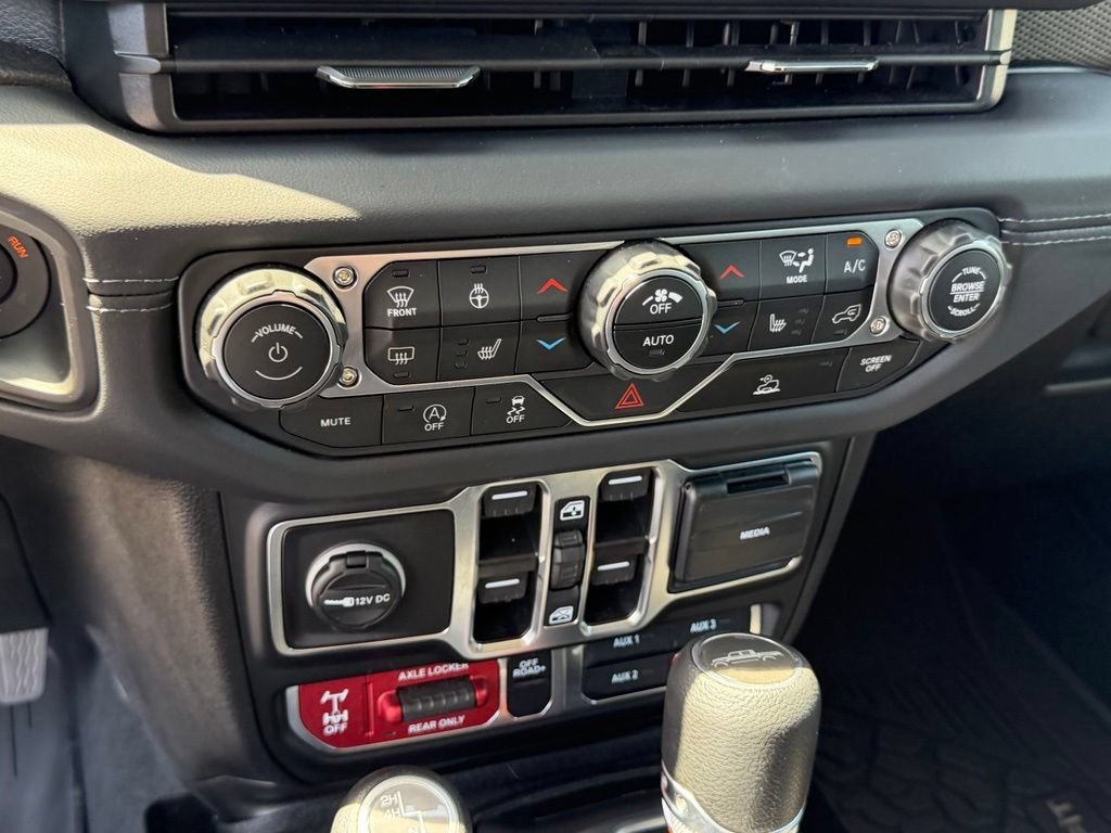 Used 2025 Jeep Gladiator Mojave w/ Convenience Group AWD/4WD image 23