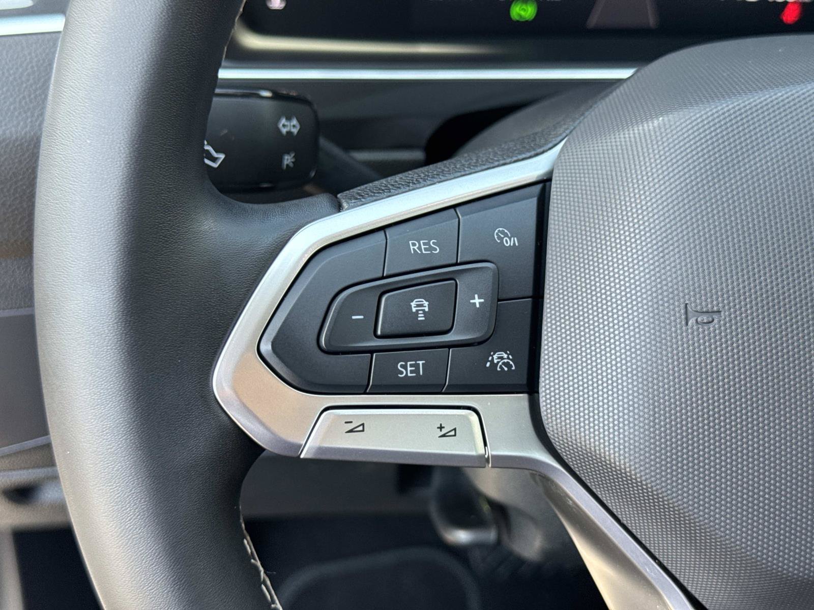 Certified 2024 Volkswagen Tiguan SE FWD image 11