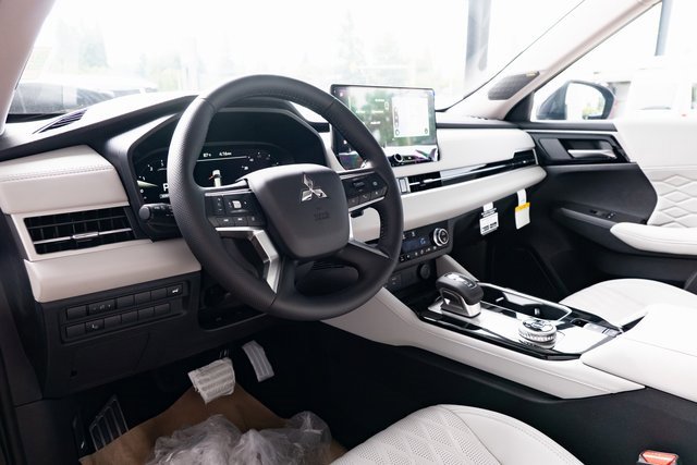 New 2025 Mitsubishi Outlander AWD image 25