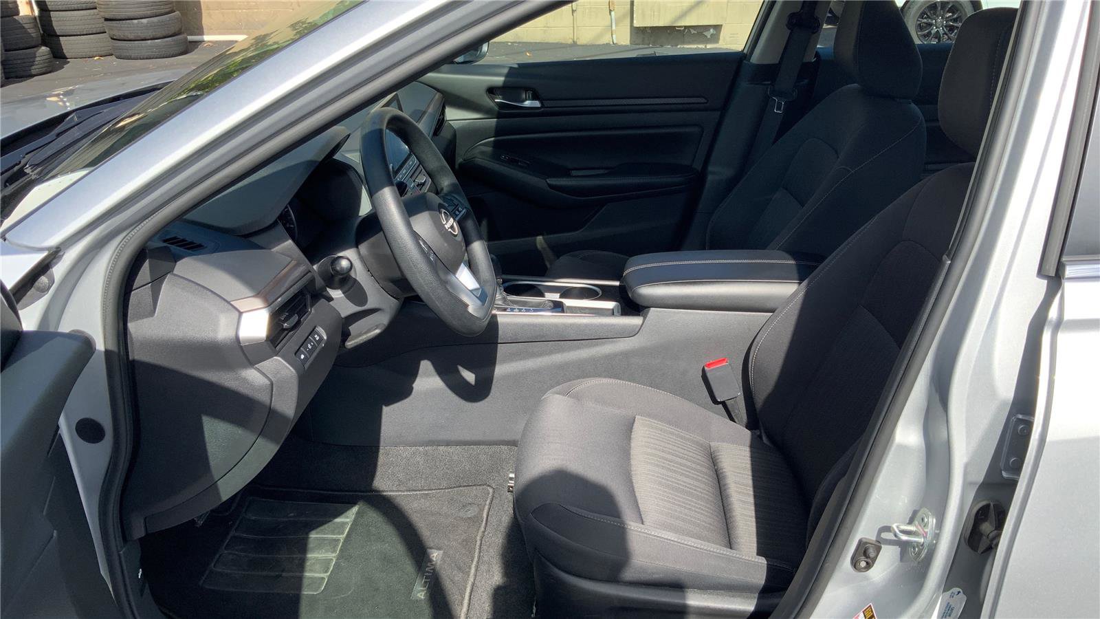 Used 2024 Nissan Altima 2.5 SV FWD image 10